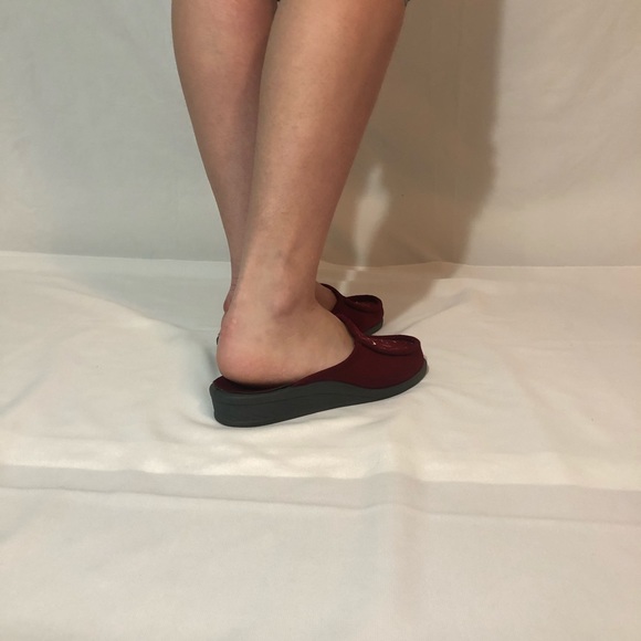 Beautiful floral shoes! - Picture 2 of 10